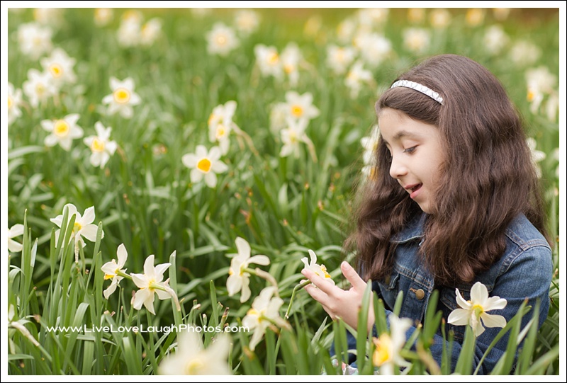 2015-05-01 Mia and Alex Daffodils_2_WEB