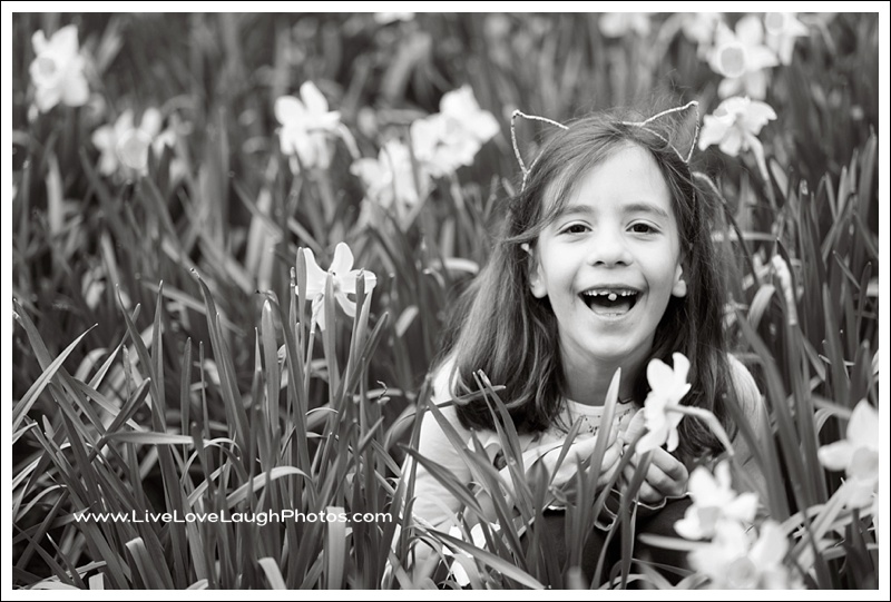 2015-05-01 Mia and Alex Daffodils_5 B&W_WEB